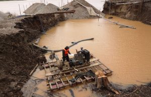 Minería ilegal crece por alto precio del oro y débil control