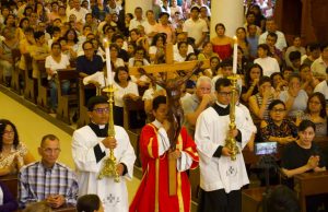 Piura: Monseñor Maza se despoja de símbolos de autoridad en Viernes Santo