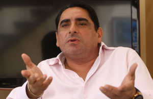 Carlos Álvarez plantea fortalecer programas sociales y seguridad ciudadana