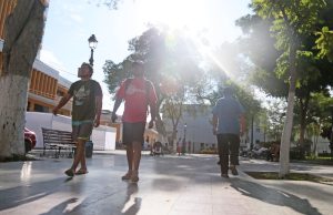 Prevén incremento de la temperatura diurna en la costa hasta 36 °C