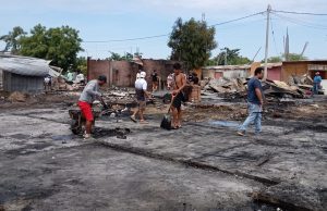 Piura: Voraz incendio deja sin techo a una veintena de familias
