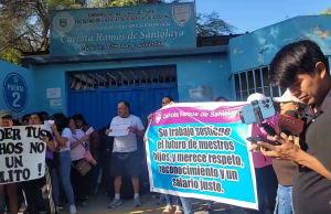 Padres realizan plantón en colegio Carlota Ramos de Santolaya y piden pago a docentes