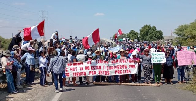 Los agricultores no levantan el paro
