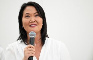 Keiko Fujimori pide calma mientras se revisan actas observadas