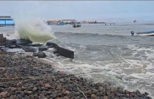 Oleaje anómalo obliga al cierre temporal de puertos en Piura