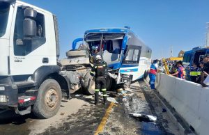 Carretera Piura- Paita: al menos 20 heridos deja choque entre bus y camión camabaja