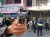 Delincuentes balean a mujer durante asalto frente a la Municipalidad de Veintiséis de Octubre