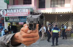 Delincuentes balean a mujer durante asalto frente a la Municipalidad de Veintiséis de Octubre
