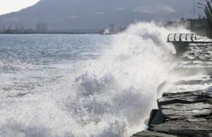 Oleajes afectan balnearios del norte y mantienen puertos cerrados