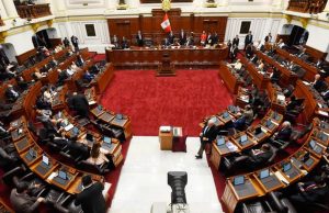 Congreso promulga ley que impide a inhabilitados dirigir colegios profesionales