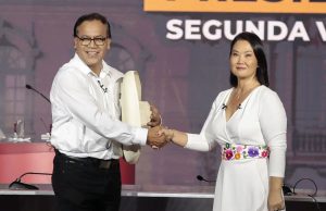Sánchez habla de recuperación democrática; Fujimori pide prudencia