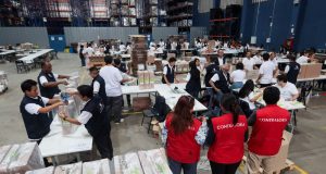 Contraloría supervisa llegada de material electoral a las ODPE y locales de votación