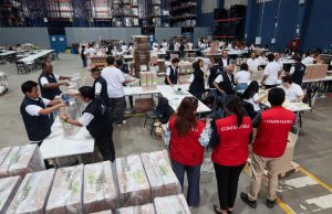 Contraloría supervisa llegada de material electoral a las ODPE y locales de votación