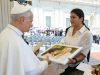 Ahijada del papa León XIV le entrega invitación para que visite Chulucanas