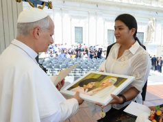 Ahijada del papa León XIV le entrega invitación para que visite Chulucanas