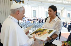 Ahijada del papa León XIV le entrega invitación para que visite Chulucanas