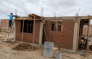 Salitre acelera el deterioro de viviendas en el norte, advierten especialistas de Cementos Pacasmayo